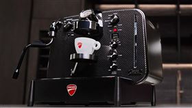 杜卡迪Barista M3 1926 限量版碳纖維咖啡機。（圖／翻攝Ducati網站）
