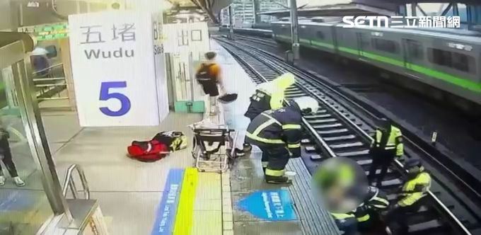 新北胡男宿醉上班失足跌落五堵車站月台。（圖／翻攝畫面）