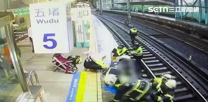 新北胡男宿醉上班失足跌落五堵車站月台。（圖／翻攝畫面）
