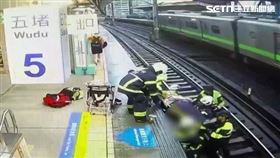 新北胡男宿醉上班失足跌落五堵車站月台。（圖／翻攝畫面）