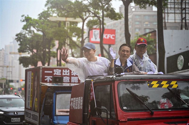 凌濤（左一）表示國民黨文傳會即戰力，推薦村長詹江村（中）擔任。（圖／翻攝自凌濤臉書）
