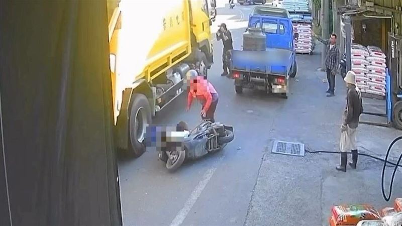 目睹7歲孫遭垃圾車輾斃 嬤癱軟跪地痛哭