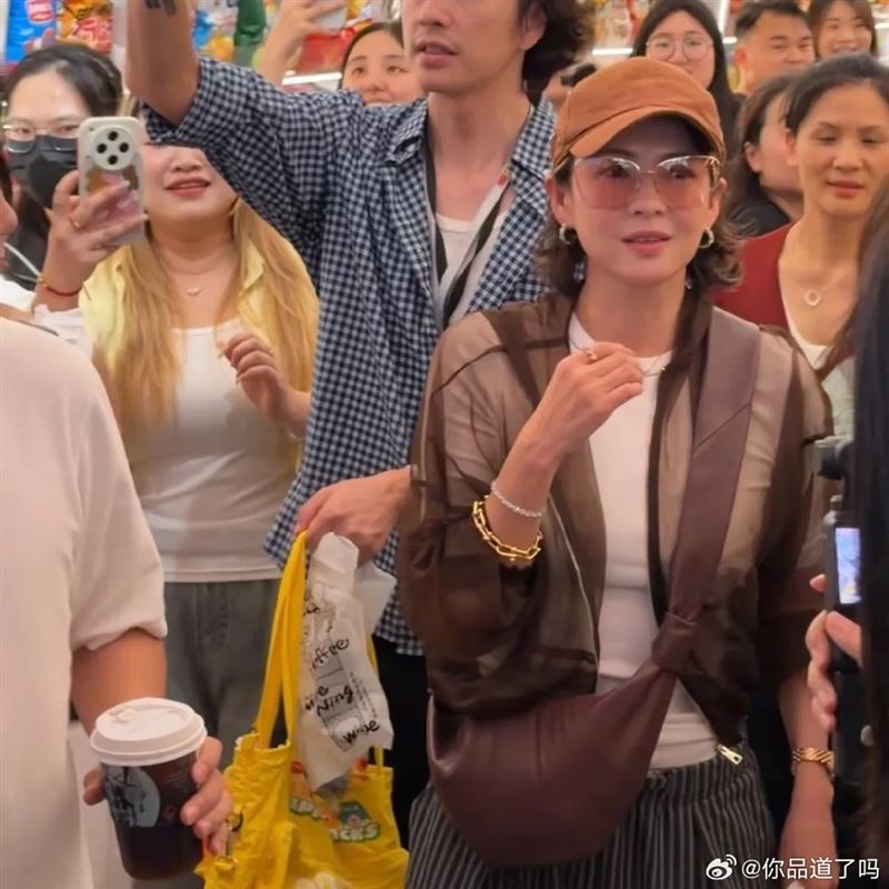 章子怡低調參加女兒音樂會，明星氣場完全遮不住。（圖／翻攝自微博）