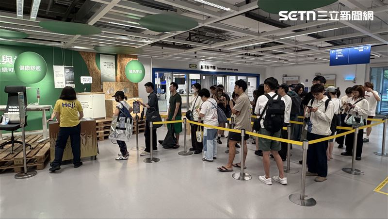 IKEA PS 2026系列開賣！台北內湖店超過50人不畏風雨來搶限量商品。(圖／記者賴俊佑攝影）