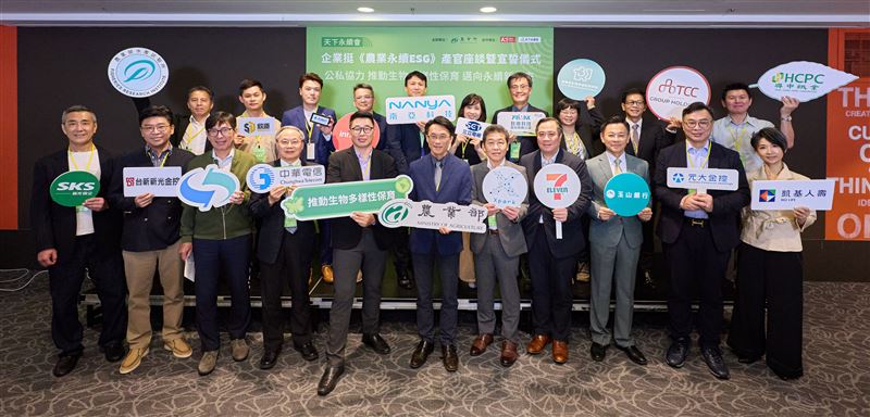 三立電視永續辦公室暨慈善基金會副執行長王若庭(後排右5) 5月22日參加天下永續會與農業部合辦的「企業挺農業ESG」宣誓活動。(圖片來源：天下永續會)