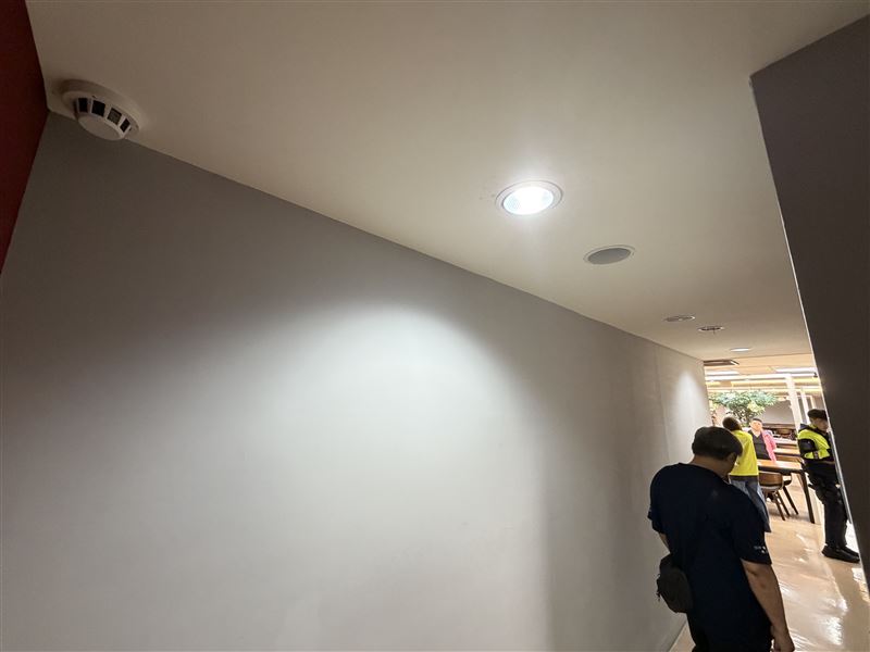 針對女學生擔心女廁外裝有煙霧偵測型攝影機，輔大澄清，此鏡頭是朝向走道。（圖／輔仁大學提供）