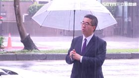 馬英九基金會提告蕭旭岑、王光慈，蕭旭岑今天結束媒體聯訪後在雨中等車（圖／翻攝畫面）