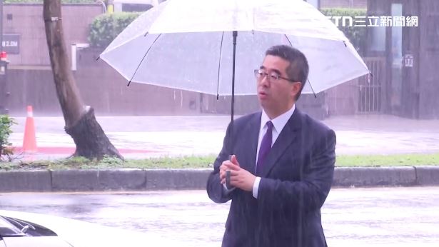 馬英九基金會提告蕭旭岑、王光慈,蕭旭岑今天結束媒體聯訪後在雨中等車(圖/翻攝畫面)