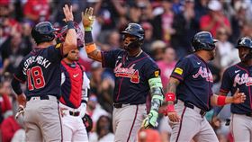 亞古納（Ronald Acuna Jr.）炸裂滿貫砲，球差點飛出芬威球場。（圖／美聯社／達志影像）