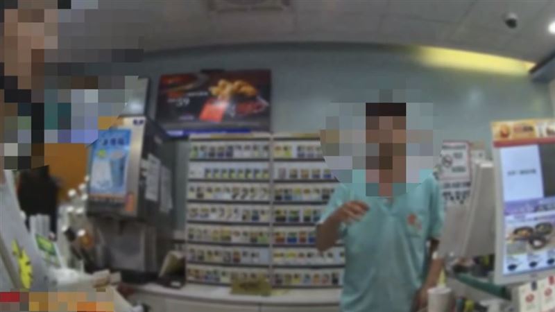 新北市板橋區中山路二段一間便利商店有一名女顧客和店員因結帳順序發生爭執，女店員崩潰下跪。（圖／翻攝畫面）