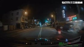 花蓮分局童姓警員深夜巡邏高速違規超車只為了購買鹹水雞。（圖／翻攝畫面）