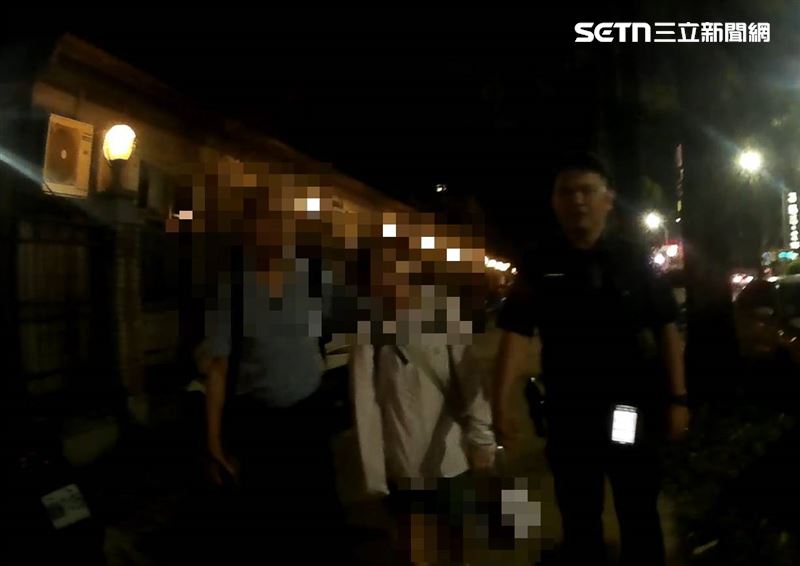台中12歲少年偷吃餅乾怕被媽媽罵不敢回家，深夜在外徘徊，幸好在員警協助下平安回家。（圖／翻攝畫面）