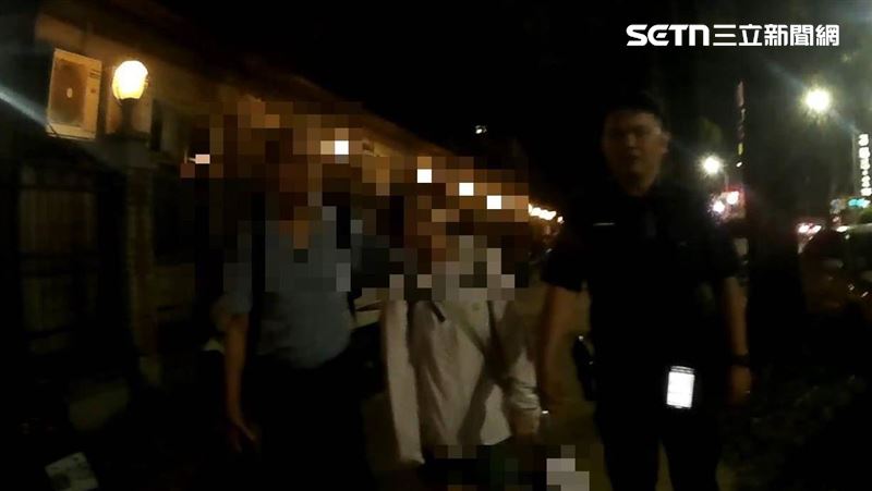 偷吃餅乾怕被母罵!12歲少年天橋旁徘徊