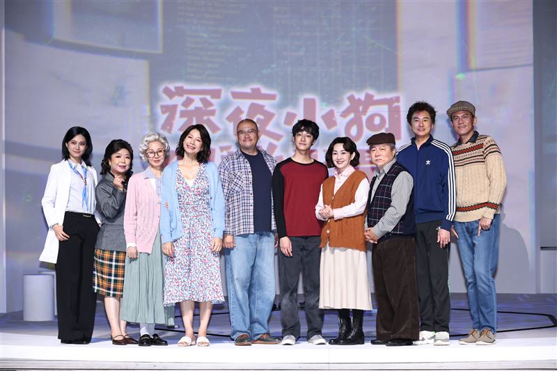 《深夜小狗神秘習題》中文版首演記者會，導演楊世彭、副導演蘇昱瑋、丁寧、蔡燦得、劉亮佐、劉修甫、李璇、呂曼茵、凱爾、狄志杰、王也民、辰亞御全體盛大出席。（圖／記者鄭孟晃攝影）