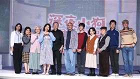 《深夜小狗神秘習題》中文版首演記者會，導演楊世彭、副導演蘇昱瑋、丁寧、蔡燦得、劉亮佐、劉修甫、李璇、呂曼茵、凱爾、狄志杰、王也民、辰亞御全體盛大出席。（圖／記者鄭孟晃攝影）