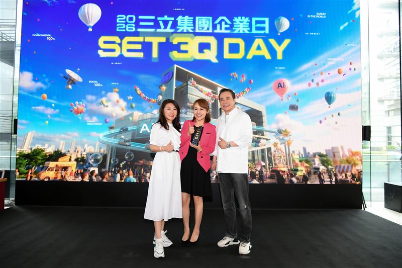 三立主播王志郁（中）獲25年資深員工獎，跟三立總經理高明慧、董事長張榮華合照。（圖／三立提供）