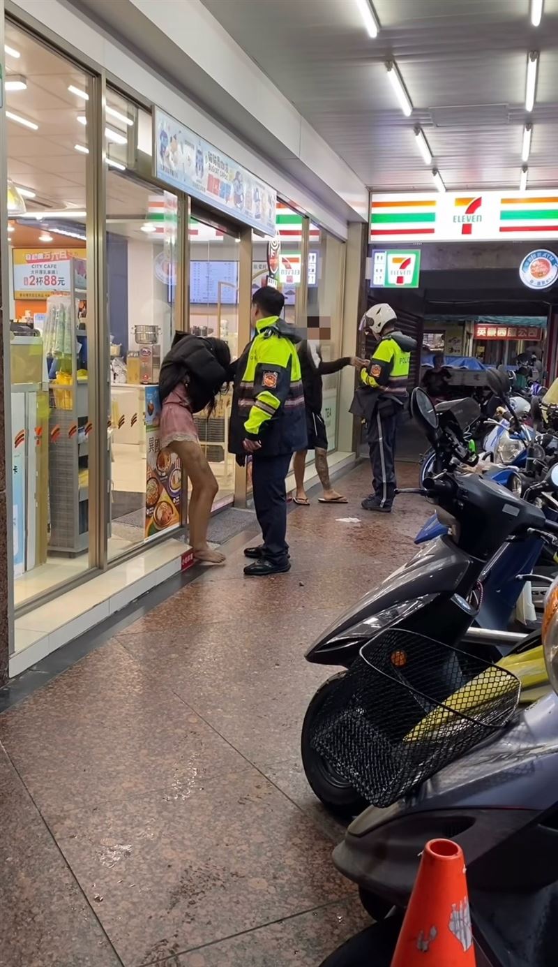 台北市松山區八德路三段一間超商外有一對情侶發生爭執,卻有民眾發現男子肢體詭異扭動。(圖/翻攝自threads@littletreewang)