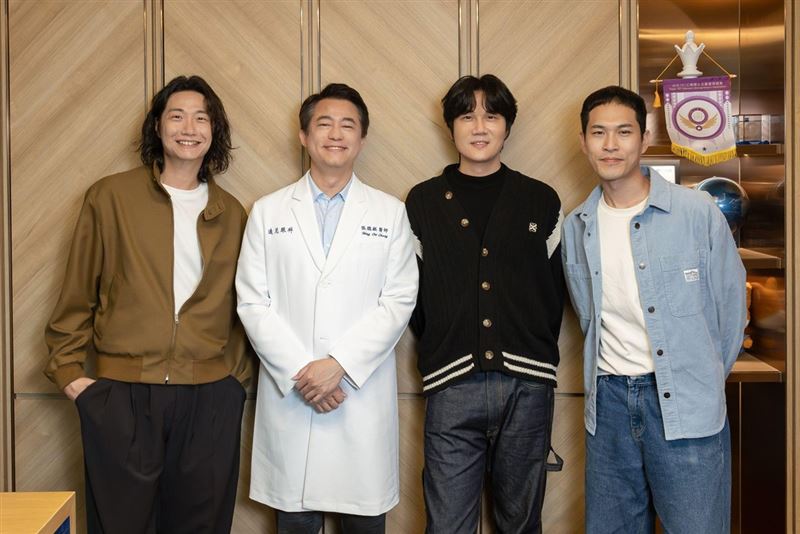 金曲樂團宇宙人與遠見眼科總院長張聰麒 (左二) 合影。（圖／遠見眼科提供）