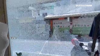 天熱開冷氣　服飾店玻璃「整片爆裂」