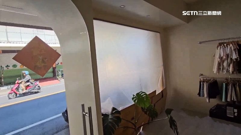 玻璃暫時用塑膠膜隔起來