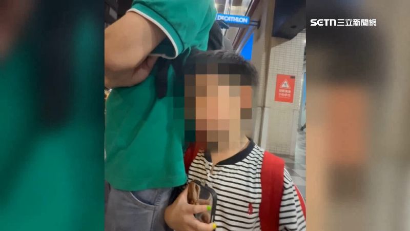鎖定兒童?男刻意撞還踩腳 父母追人報警