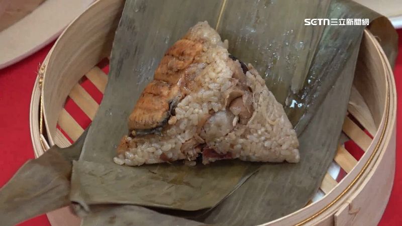油亮的蒲燒鰻粽，讓人看著食指大動