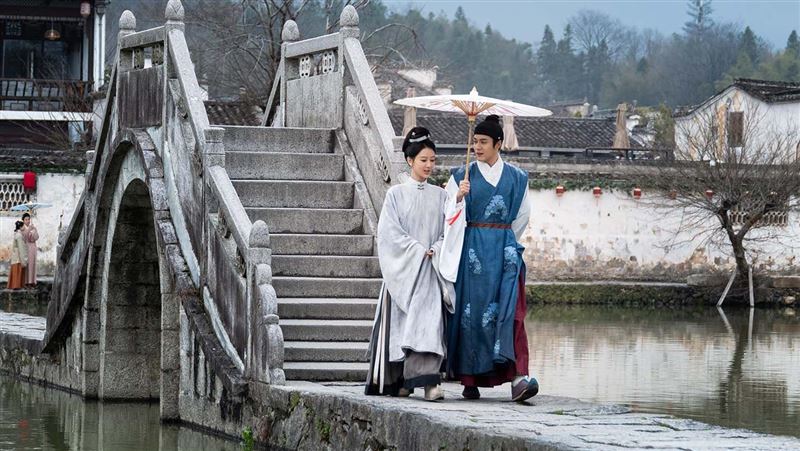 《家業》楊紫（左）與韓東君合力商戰攜手前行。（圖／愛奇藝國際版提供）