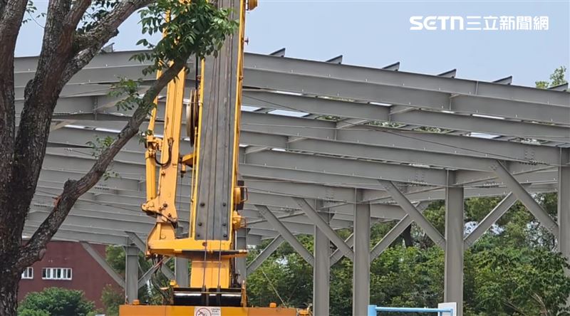 蘭潭國中發生工安意外，一名30歲工人當場肚破腸流死亡。（圖／記者廖國雄攝影）