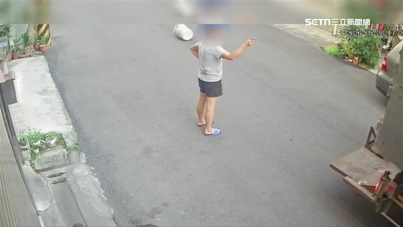婦人受到驚嚇，與清潔隊員表達不滿