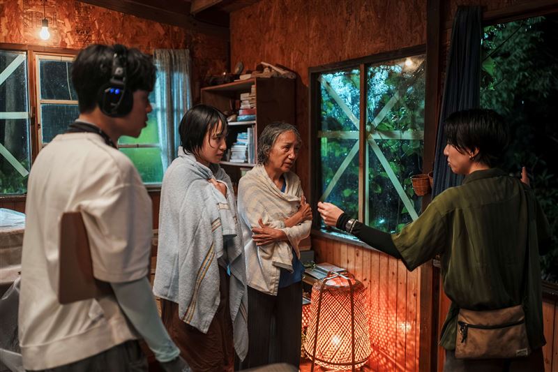 香港僑生陳穎文執導(右)公視學生劇展《防颱準備》,陸弈靜(右2)、冼樂欣(左2)在民宿裡拍攝颱風夜戲全身淋濕。(圖/公視提供)