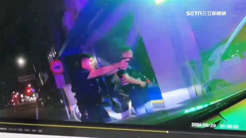 嘉義警方追緝一名違規拒檢的駕駛，駕駛轉彎時失控撞進店家，員警當場舉槍喝斥