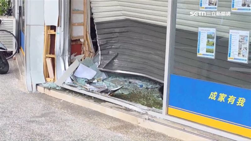 違規拒檢駕駛撞破店家鐵捲門、玻璃門