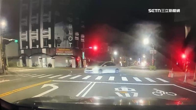 通緝犯女駕駛開車未依號誌左轉被巡邏員警發現，警方要求停車時女駕駛不敢停車