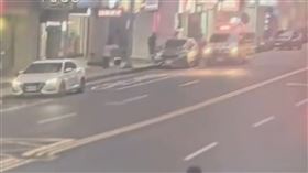 台北市中山區一名85歲黃姓婦人上月27日自行操作輪椅返家時，重心不穩不慎往後跌身亡。（圖／翻攝畫面）
