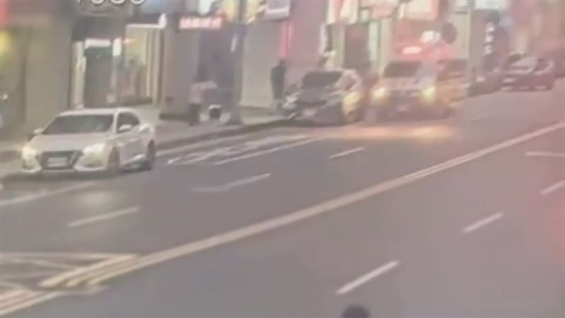 台北市中山區一名85歲黃姓婦人上月27日自行操作輪椅返家時，重心不穩不慎往後跌身亡。（圖／翻攝畫面）