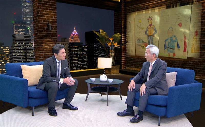 洪培翔(左)訪問張榮興。(圖/壹電視提供)
