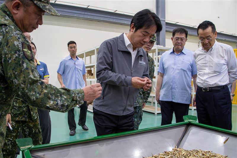 賴清德赴「國防部軍備局生產製造中心第205廠」，視導彈藥生產線、火炸藥及發射藥原料與成品（圖／總統府提供）