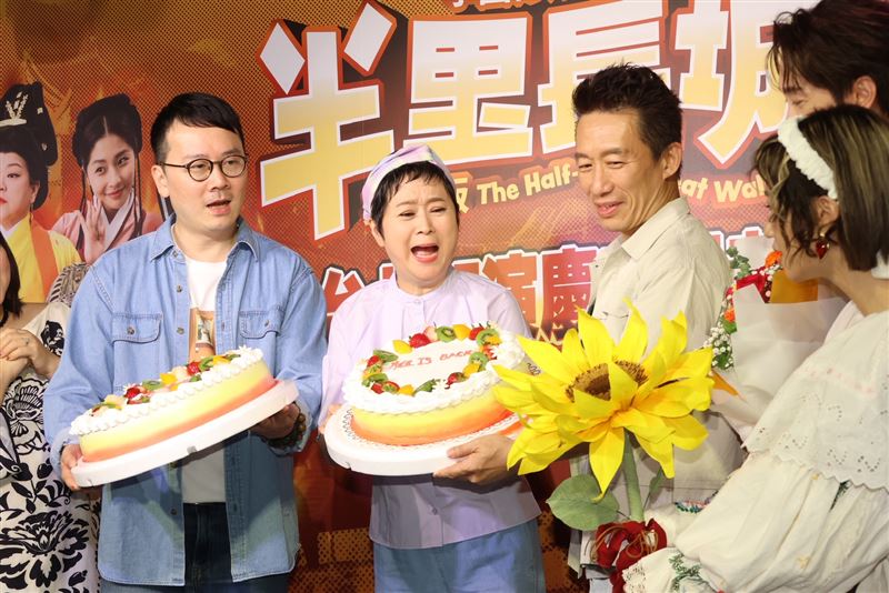 王月宣布「王月Is Back」，郭子乾（中）送她回歸蛋糕。（圖／記者鄭孟晃攝影）