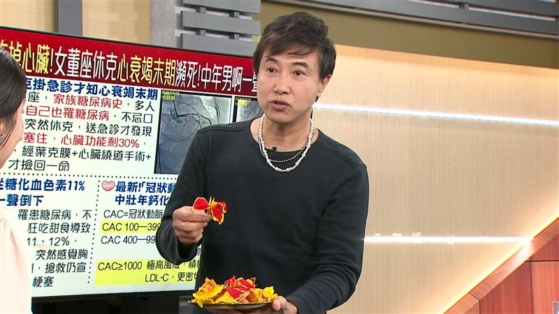 陳鴻將自家栽種的地瓜葉、時令花卉加入打成汁。(圖/年代提供)