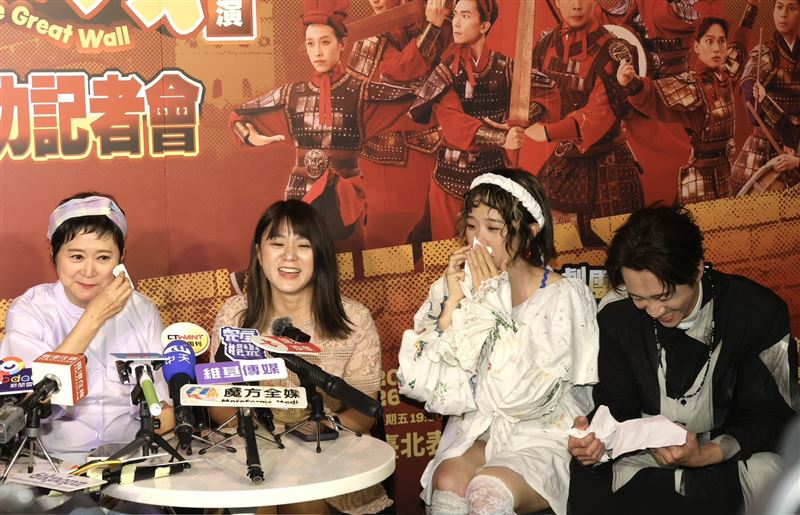 王月女兒陪同她來參加記者會，兩人相擁淚崩，一旁的Lulu與陳漢典也哭成一片。（圖／記者鄭孟晃攝影）