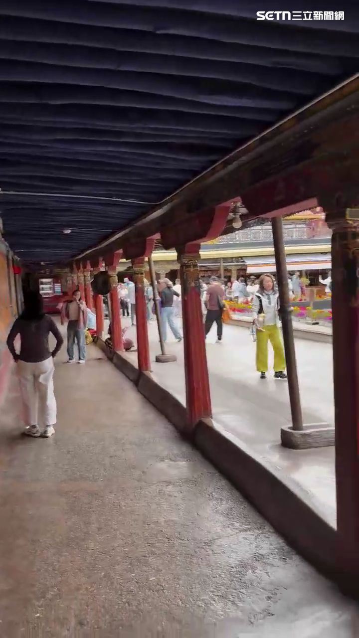 西藏大昭寺聲明就貼在人來人往的走廊上。(圖/民眾提供)