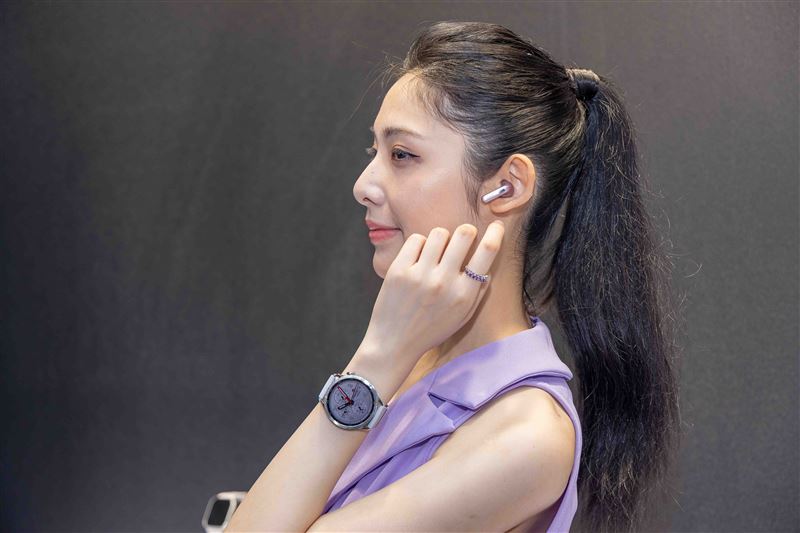 Xiaomi Buds 6採用人體工學半入耳式設計，單耳重量僅約4.4g，並針對耳機外型進行優化