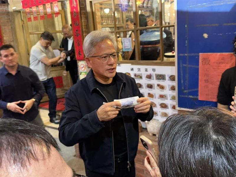 輝達執行長黃仁勳第11度訪台，將於下週台北GTC大會發表主題演講，預計揭露次世代運算平台「Vera Rubin」。外媒分析指出，輝達雖為全球市值霸主，卻高度依賴台積電與台灣超過150家供應鏈夥伴。（圖／記者師瑞德攝影）