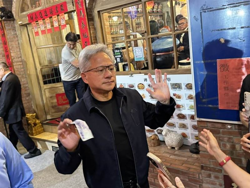 黃仁勳為了能立刻品嚐美食,當場使出「鈔能力」。(圖/記者師瑞德攝影)