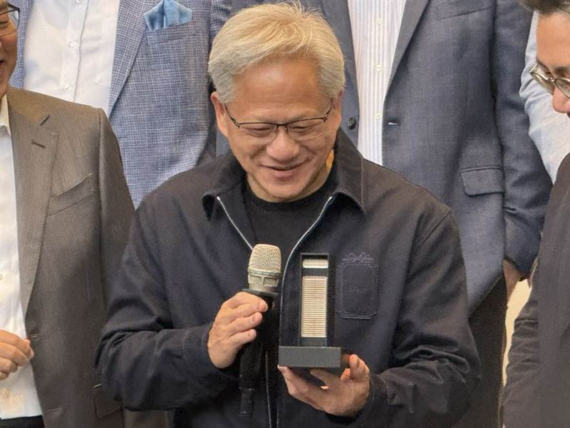 輝達執行長黃仁勳今現身南港,秀出宛如「金箍棒」的0.2磅微縮模型,揭密重達2噸、含130萬零件的AI超級電腦巨獸。他霸氣宣告在台產能將翻倍以迎接Rubin新架構,更笑稱這台史上最貴電腦讓台廠業績狂飆10倍,攜手供應鏈重塑世界!(圖/記者師瑞德攝影)