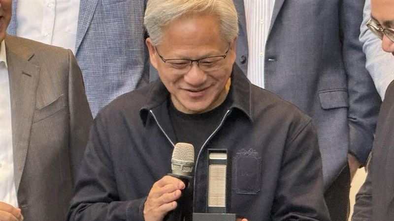輝達執行長黃仁勳今現身南港，秀出宛如「金箍棒」的0.2磅微縮模型，揭密重達2噸、含130萬零件的AI超級電腦巨獸。他霸氣宣告在台產能將翻倍以迎接Rubin新架構，更笑稱這台史上最貴電腦讓台廠業績狂飆10倍，攜手供應鏈重塑世界！（圖／記者師瑞德攝影）