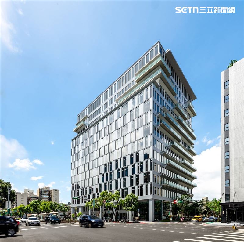 冠德民權大樓榮獲《台灣建築永續獎》白金級與節能、低碳、健康三項建築領袖獎肯定。（圖／冠德集團提供）