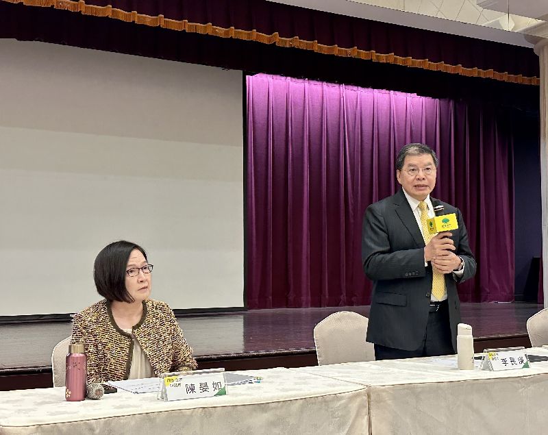 國泰金29日舉行第1季法人說明會，國泰金總經理李長庚（右）今天表示，持續關注外部機會，但絕不會為了併購而併購，更重要的是併購能否發揮綜效。圖左為國泰金財務長陳晏如