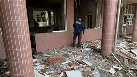 2男大生製爆裂物引爆　嘉院裁定羈押禁見余姓、周姓2名男大生被控製造爆裂物引爆嘉義廢棄校園案，嘉檢偵結起訴，全案28日移審嘉義地方法院，嘉院開庭後裁定羈押禁見。圖為4月嘉義廢棄校園爆破景象。（警方提供）中央社記者黃國芳傳真　115年5月29日