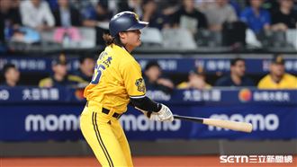 中職37年例行賽，中信兄弟捕手高宇杰敲出安打送回黃韋盛先馳得點。（圖／記者劉彥池攝影）
